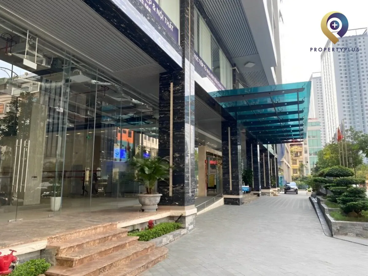 Lối vào chính tòa nhà CIC Tower với mái che kính hiện đại.